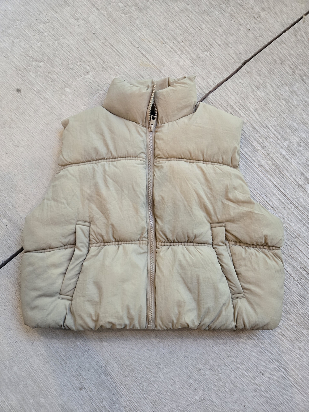 Womens Puffer Vest - Cream Zippered Sleeveless Jacket